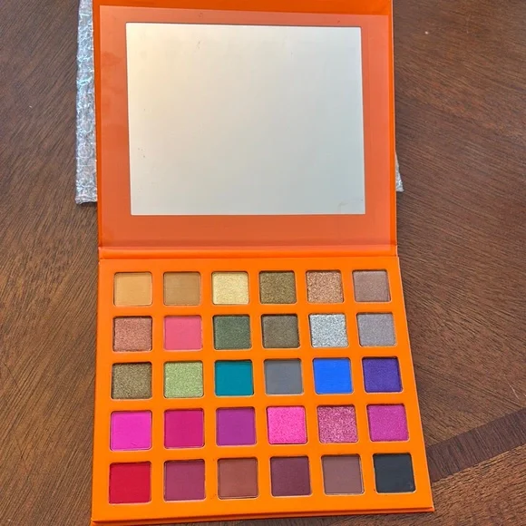 Sassy Jones Maasai Palette with Bold Colors, Makeup Remover Wipes, Lip Liner - Picture 6 of 10